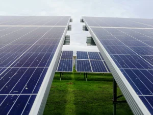 Energi Terbarukan di Daerah Terpencil: Pembangunan Panel Surya sebagai Solusi