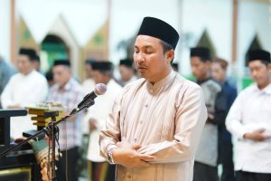 Momen Khidmat, Bupati Lutra Jadi Imam Salat Tarawih di Hadapan Ratusan Jemaah Masjid Desa Wonokerto