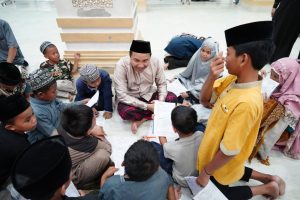 Momen Hangat, Bupati Luwu Utara Membaur dan Bercanda Bersama Anak-anak Usai Tarawih