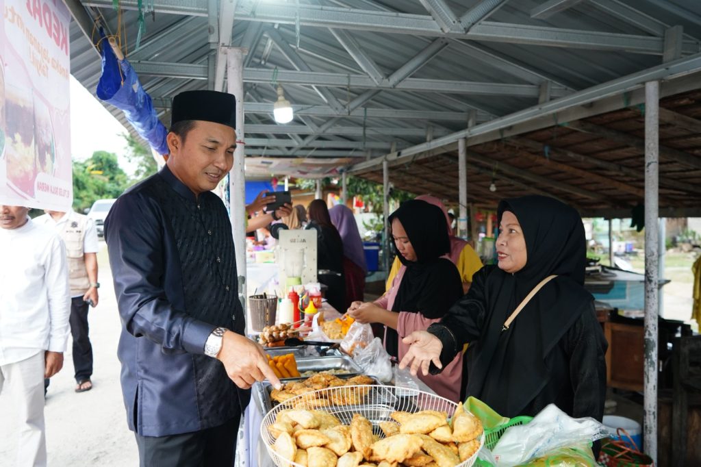 Masya Allah! Bupati Luwu Utara Borong Takjil, Ringankan Beban Warga Jelang Buka Puasa