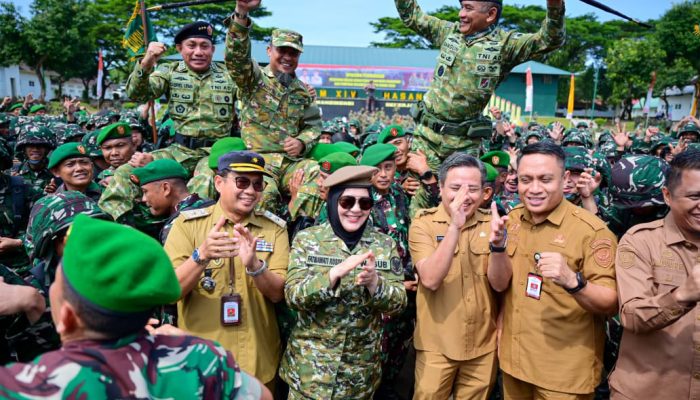 Momen Hangat Wagub Sulsel Masuk Barisan Yel-Yel Komcad ASN