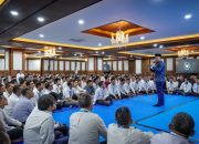 Silaturahmi dengan Pegawai Jelang Lebaran, Seskab Titip Salam untuk Keluarga