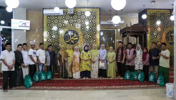 Aliyah Mustika Ilham Salat Tarawih Bersama Warga di Masjid Terapung Makassar, Perkuat Silaturahmi Lewat Safari Ramadan