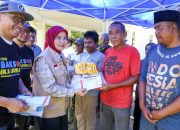 Aliyah Mustika Ilham Serahkan 300 Paket Sembako untuk Petugas Lapangan di Makassar