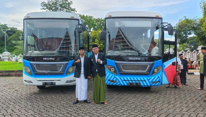 Selesai Laksanakan Salat Id, Bupati Bone Resmikan Bus Sekolah BerAmal untuk Pelajar