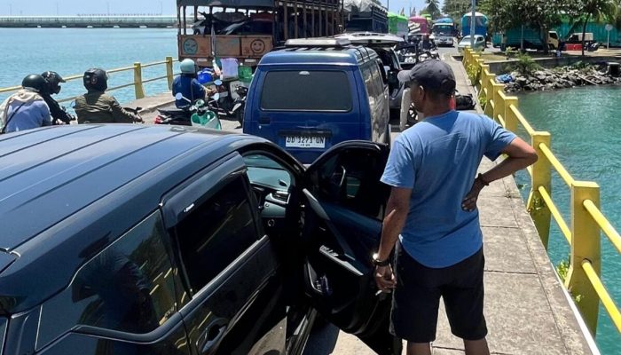 Arus Balik Membludak, Antrean Kendaraan di Pelabuhan Bajoe Tembus 1 Kilometer