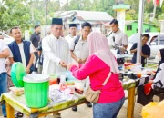 Mentan Andi Amran Sulaiman Borong Takjil dan Bagikan Gratis di Kampung Halaman