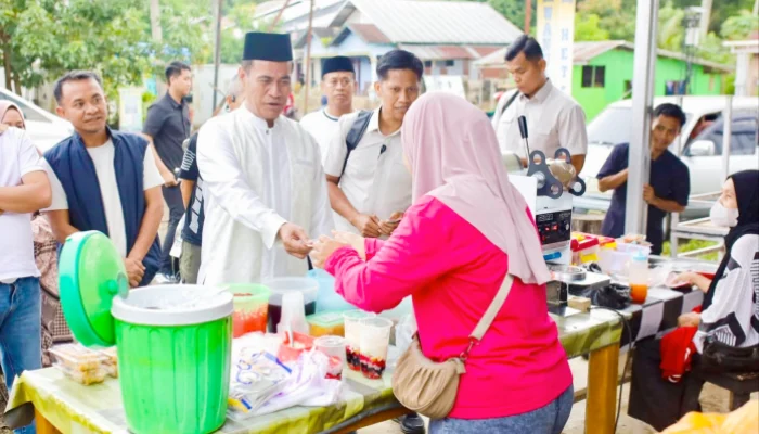 Mentan Andi Amran Sulaiman Borong Takjil dan Bagikan Gratis di Kampung Halaman