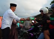 Kakanwil Kemenkum Sulsel dan DWP Kanwil Sulsel Berbagi Takjil, Tebar Berkah Ramadan