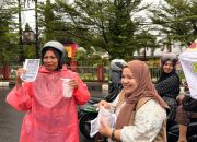 Momen Ramadan, Kanwil Kemenkum Sulsel Bagi Takjil Sekaligus Edukasi Hukum di Lapangan Syekh Yusuf Gowa