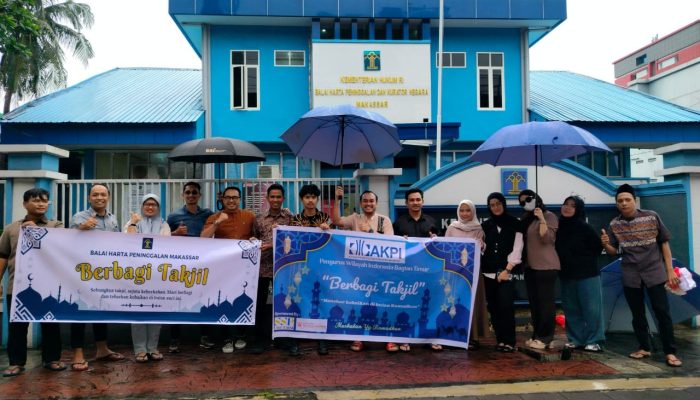AKPI Wilayah Indonesia Timur Bersama BHP Makassar Berbagi Takjil kepada Pengguna Jalan
