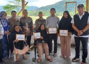 Gubernur Sulsel Salurkan Bantuan Kebencanaan untuk Korban Kebakaran di Bua Luwu