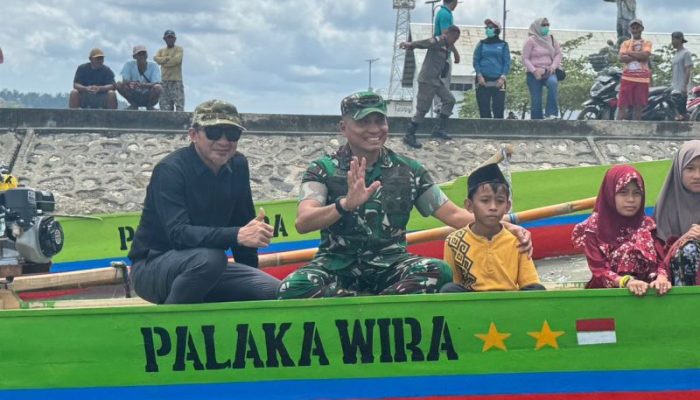 Pangdam XXIII/Palaka Wira Serahkan Perahu Ketinting untuk Pelajar Kepulauan Togean, Permudah Akses Sekolah