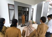 Hujan Tak Menyurutkan Semangat: Apel Pagi Tetap Berlangsung Khidmat di Teras Kantor Camat