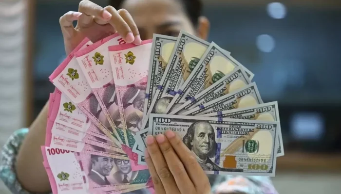 Penutupan Perdagangan, Rupiah Akhirnya Tembus Rp17.002 per Dolar AS