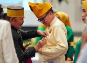 Jufri Rahman Terima Penyematan Kehormatan di HUT Majelis Keturunan To Manurung, Perkuat Pelestarian Budaya