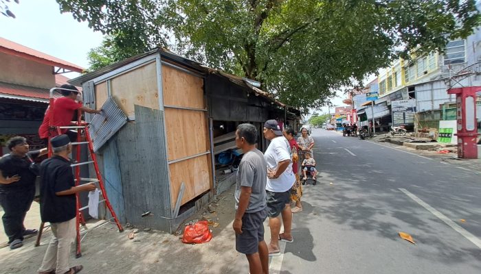 Pemkot Makassar Tertibkan Lapak Liar di Tallo yang Berdiri di Atas Drainase Selama 5 Tahun