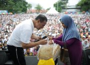 Sentuhan Nyata untuk Rakyat Kecil: Mentan Amran Bantu Modal Rp20 Juta untuk Pedagang Kerupuk di Bone