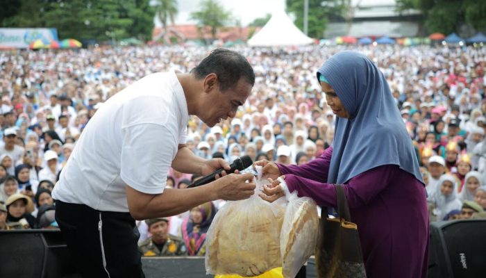 Sentuhan Nyata untuk Rakyat Kecil: Mentan Amran Bantu Modal Rp20 Juta untuk Pedagang Kerupuk di Bone