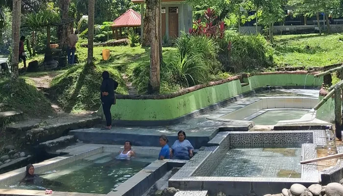 Pertama Kali ke Luwu Utara, Warga Bali Langsung Kunjungi Wisata Air Panas Pincara Masamba