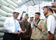 Mentan Amran Bersama Mahasiswa, Guru Besar, dan Pakar Pertanian Tinjau Gudang Bulog Jawa Timur: Hasilnya Luar Biasa!