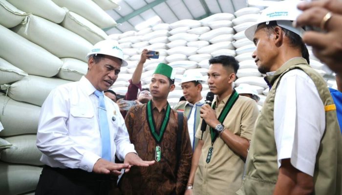 Mentan Amran Bersama Mahasiswa, Guru Besar, dan Pakar Pertanian Tinjau Gudang Bulog Jawa Timur: Hasilnya Luar Biasa!
