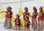 Gemulai Penuh Makna! Siswa Akhir MA DDI Masamba Tampilkan Tari Tradisional dalam Ujian Praktik Seni Budaya