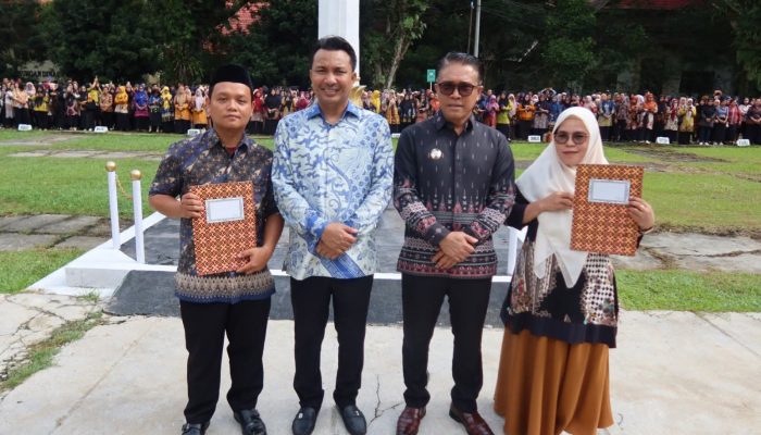 Resmi! Bupati Luwu Utara Serahkan Surat Perpanjangan Kontrak PPPK Tenaga Pendidik