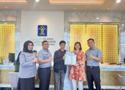 PIC Apostille Kemenkum Turut Serahkan Sertifikat Apostille kepada Pemohon di Sulsel