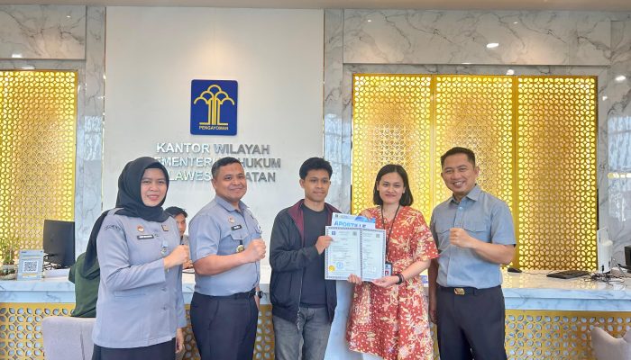 PIC Apostille Kemenkum Turut Serahkan Sertifikat Apostille kepada Pemohon di Sulsel