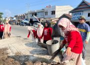 Sambut HUT ke-27 Luwu Utara, Bapenda Gelar Aksi Bersih-bersih di Jalan Protokol Depan RSUD Andi Djemma