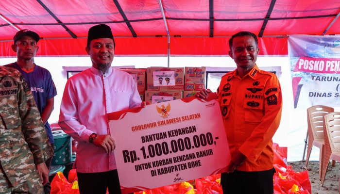 Gubernur Sulsel Tinjau Banjir di Bone, Serahkan Bantuan Rp1 Miliar dan Santunan Korban