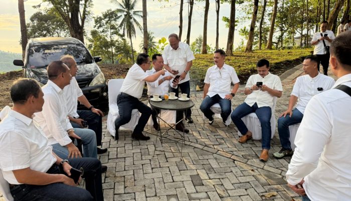 Kepala Staf Kepresidenan Dudung Abdurachman Kunjungi RSB di Kediamannya